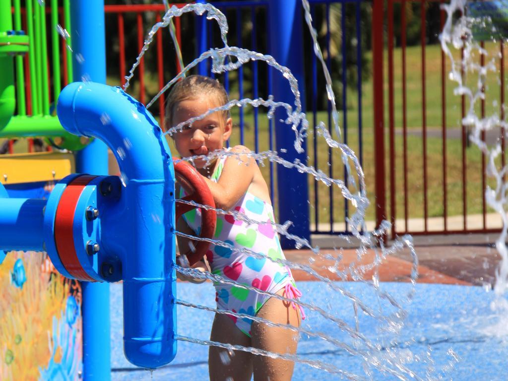 Ingenia Holidays Cairns Coconut Ngoại thất bức ảnh A child playing at the water park