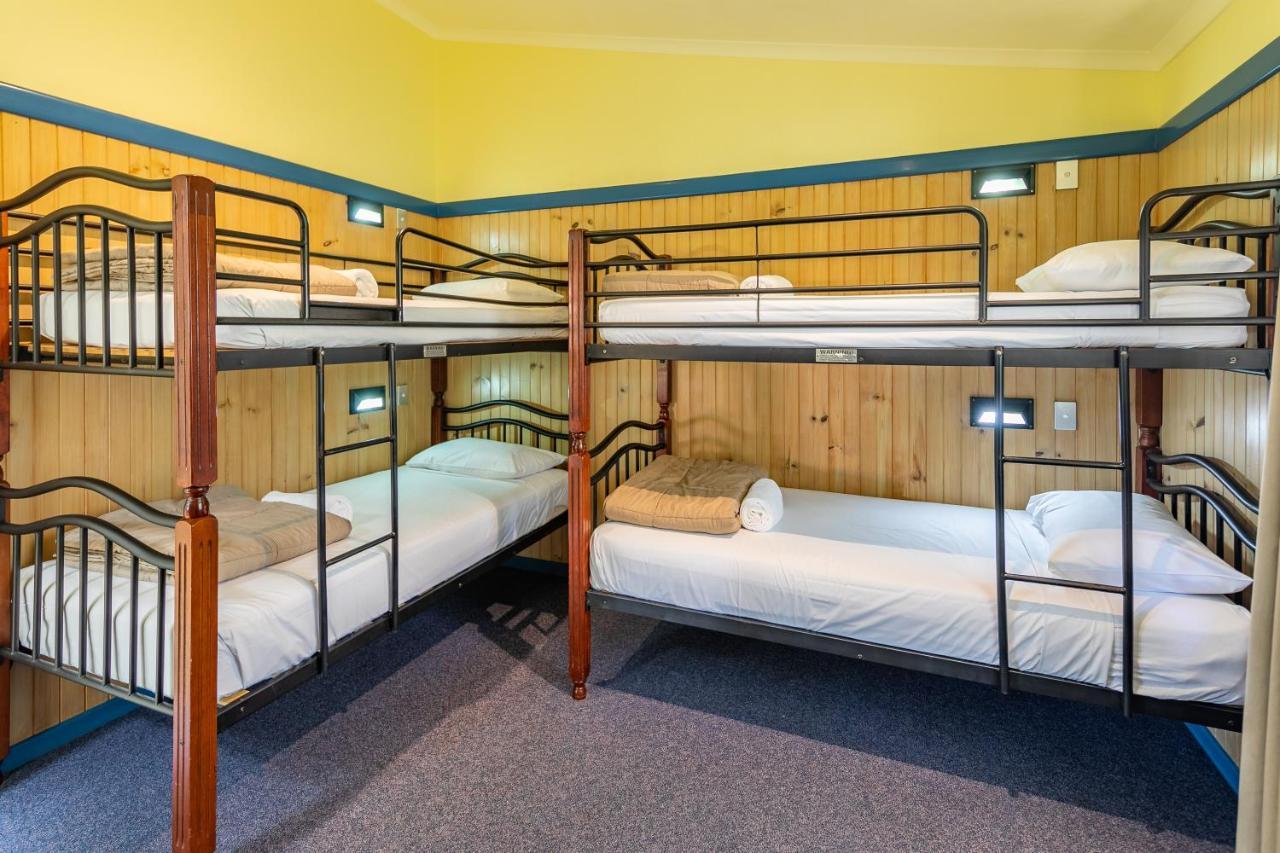 Ingenia Holidays Cairns Coconut Ngoại thất bức ảnh A typical room at a backpackers' hostel in Australia